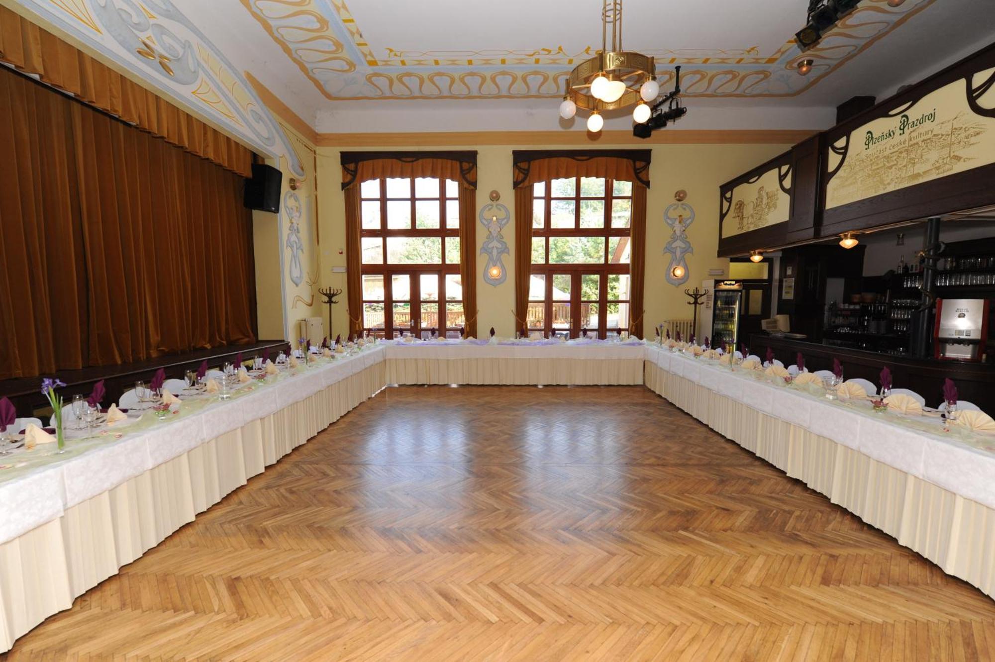 Hotel U Zeleneho Stromu 네포묵 외부 사진