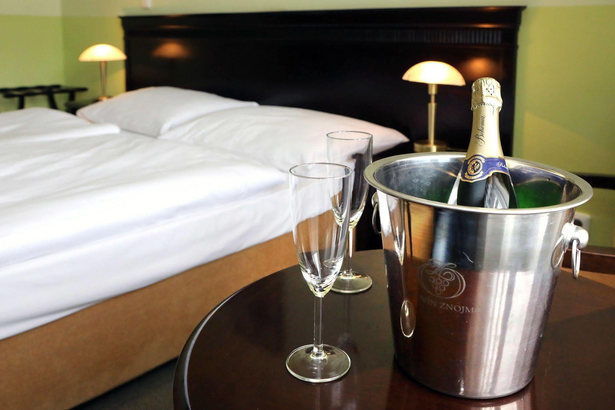 Hotel U Zeleneho Stromu 네포묵 외부 사진